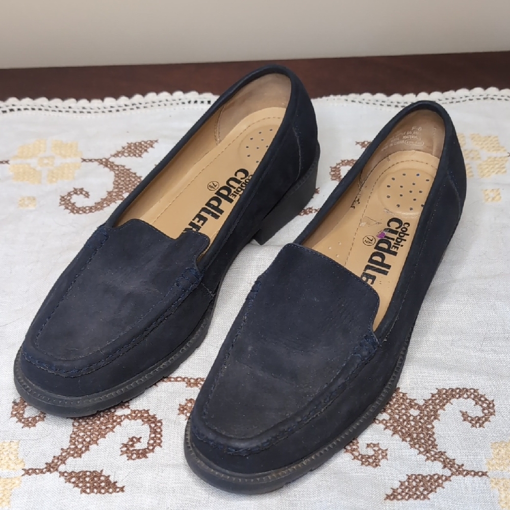 Sz 7.5 Cobbie Cuddlers Dark Navy Suede Heeled Loafers
